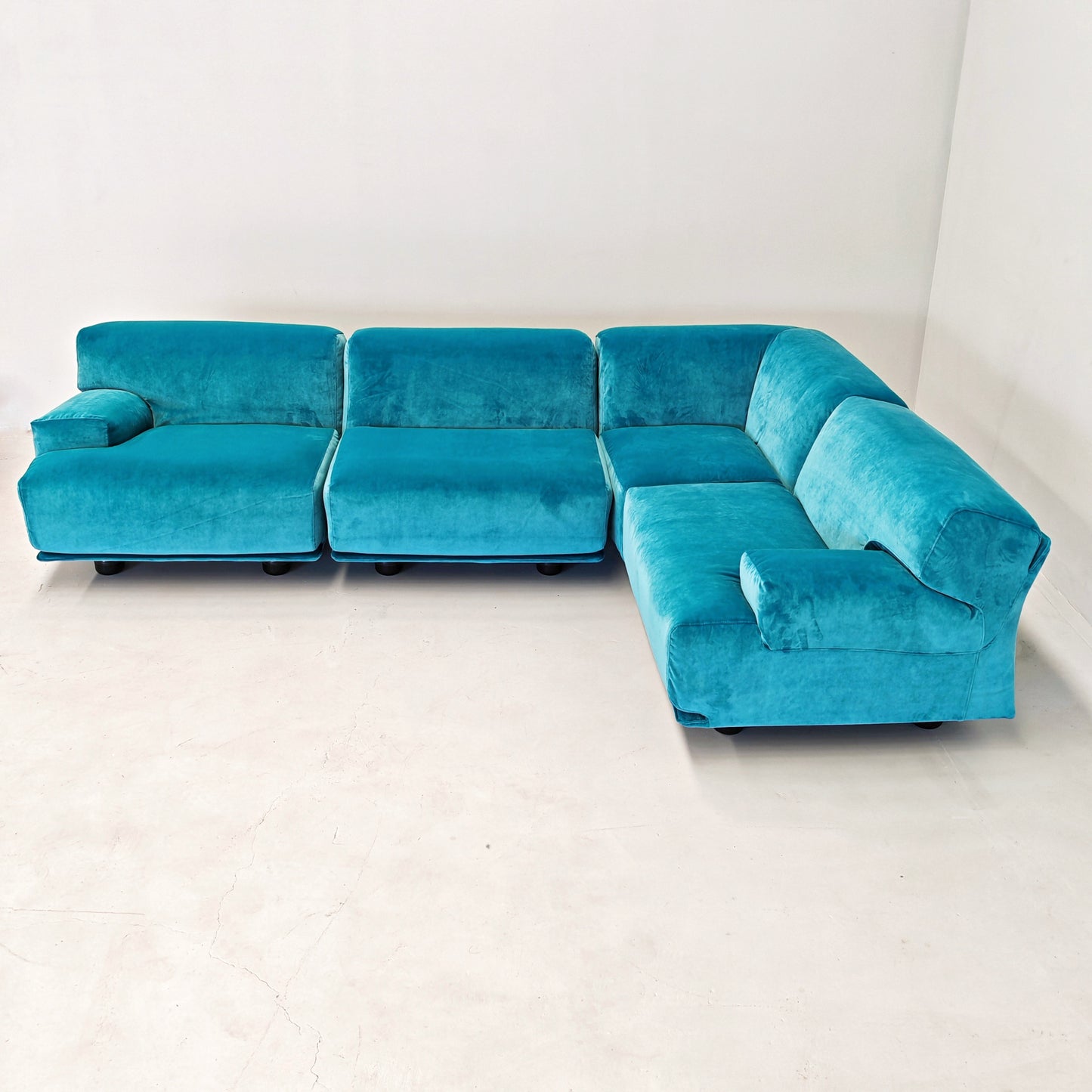 Divano modulare (4) velluto azzurro mod. Fiandra Vico Magistretti per Cassina anni 70/80