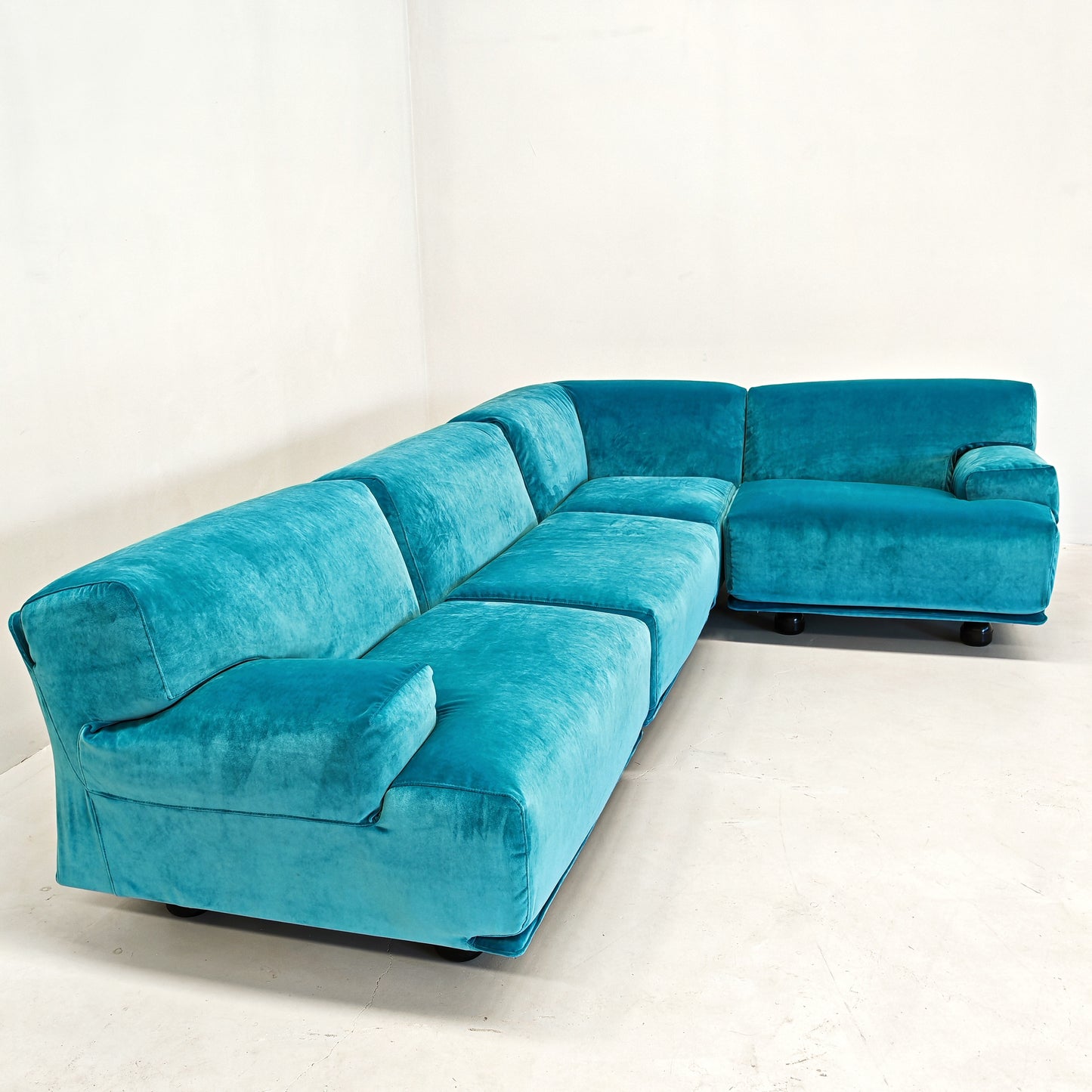 Divano modulare (4) velluto azzurro mod. Fiandra Vico Magistretti per Cassina anni 70/80