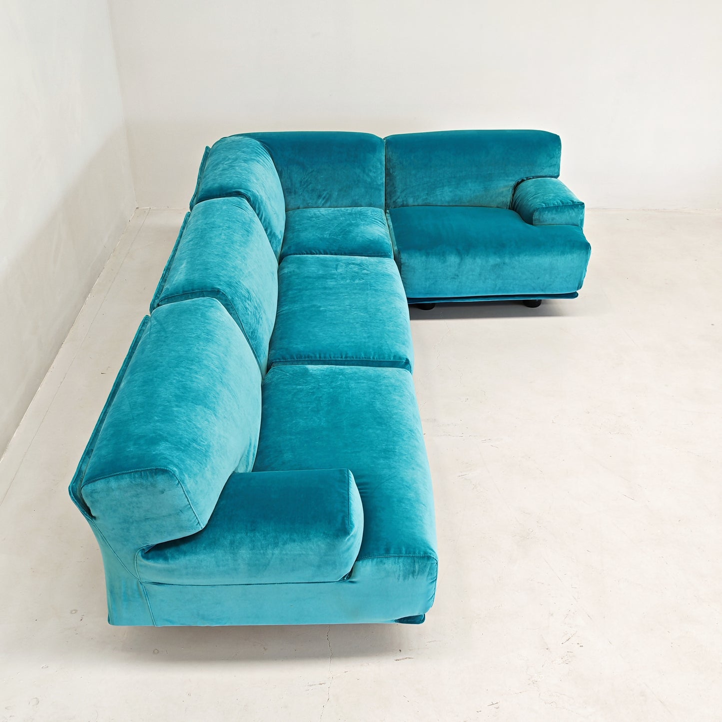 Divano modulare (4) velluto azzurro mod. Fiandra Vico Magistretti per Cassina anni 70/80
