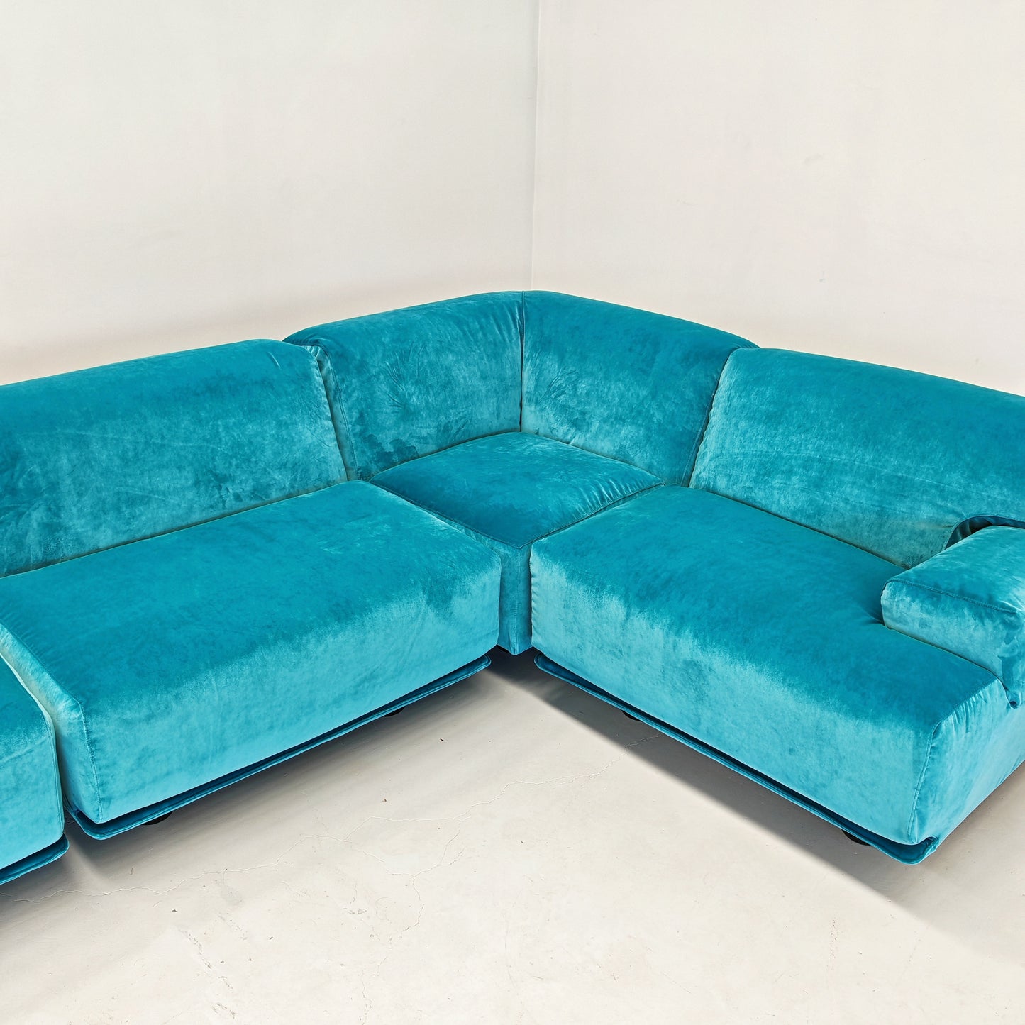 Divano modulare (4) velluto azzurro mod. Fiandra Vico Magistretti per Cassina anni 70/80