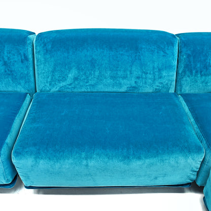 Canapé modulable (5) en velours bleu, modèle Fiandra de V. Magistretti pour Cassina, années 70/80