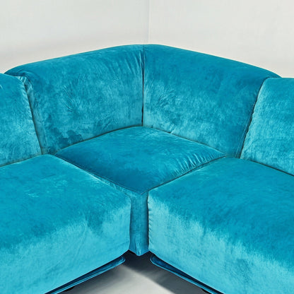 Divano modulare (4) velluto azzurro mod. Fiandra Vico Magistretti per Cassina anni 70/80
