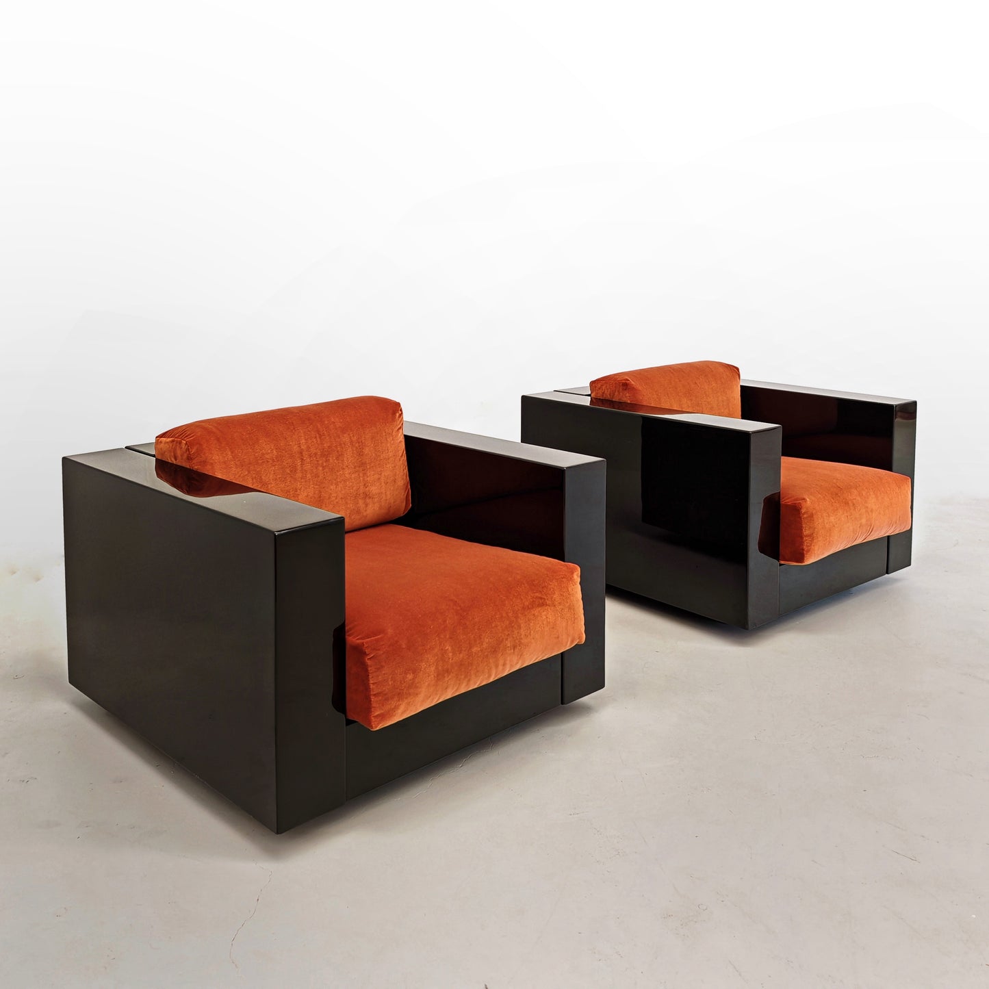 Coppia di Poltrone Saratoga laccate nere velluto color mattone ruggine anni 70 disegnate da Vignelli per Poltronova