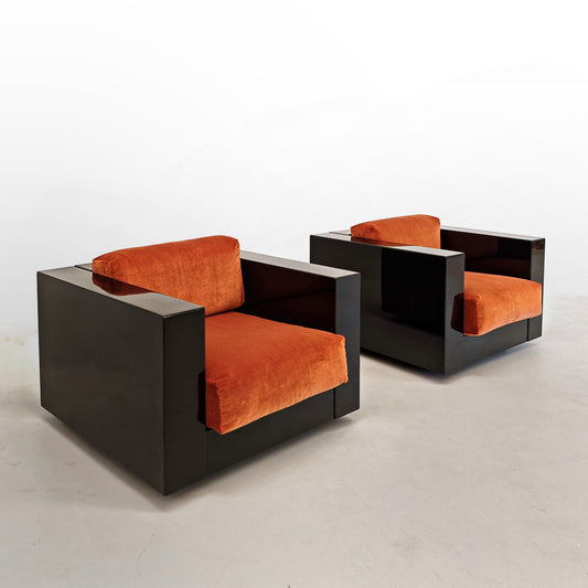 Coppia di Poltrone Saratoga laccate nere velluto color mattone ruggine anni 70 disegnate da Vignelli per Poltronova