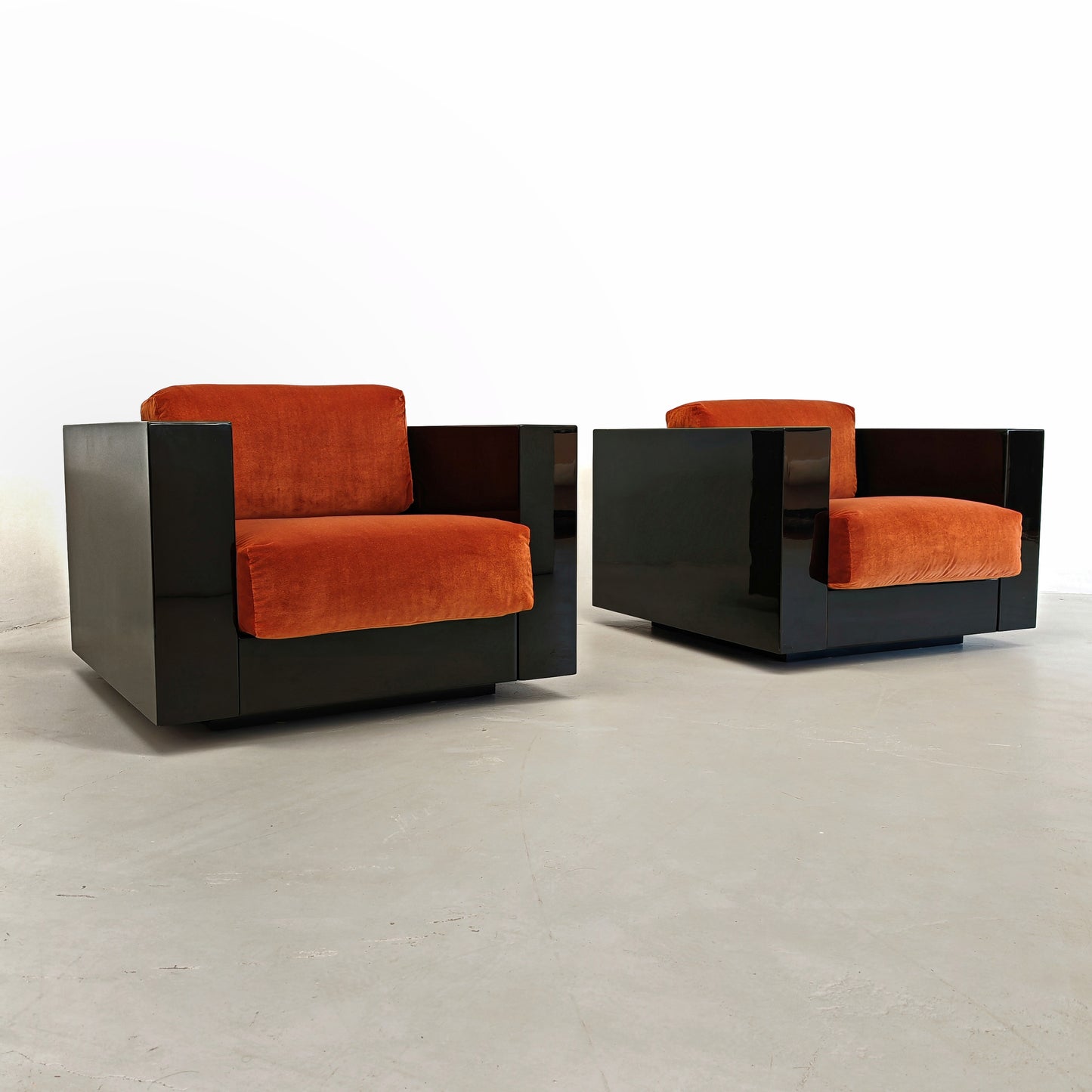 Coppia di Poltrone Saratoga laccate nere velluto color mattone ruggine anni 70 disegnate da Vignelli per Poltronova