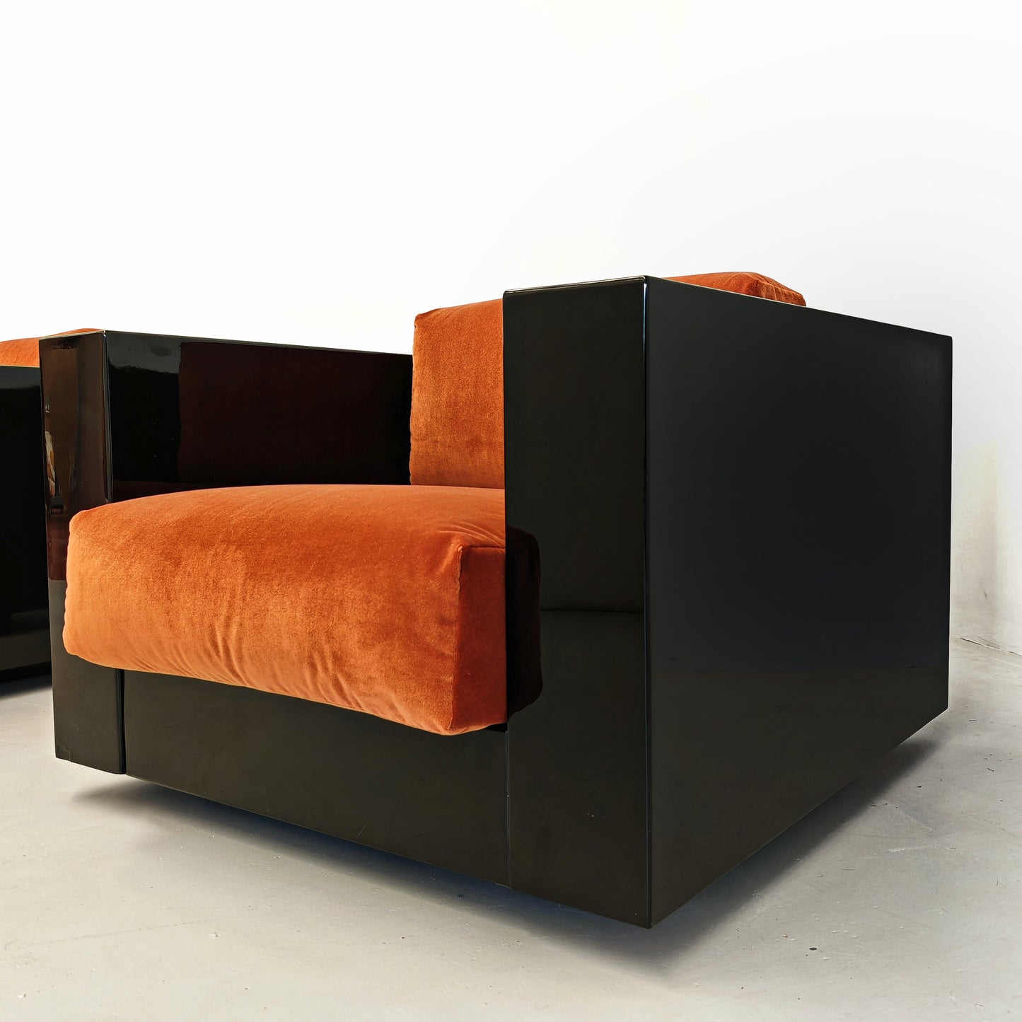 Coppia di Poltrone Saratoga laccate nere velluto color mattone ruggine anni 70 disegnate da Vignelli per Poltronova
