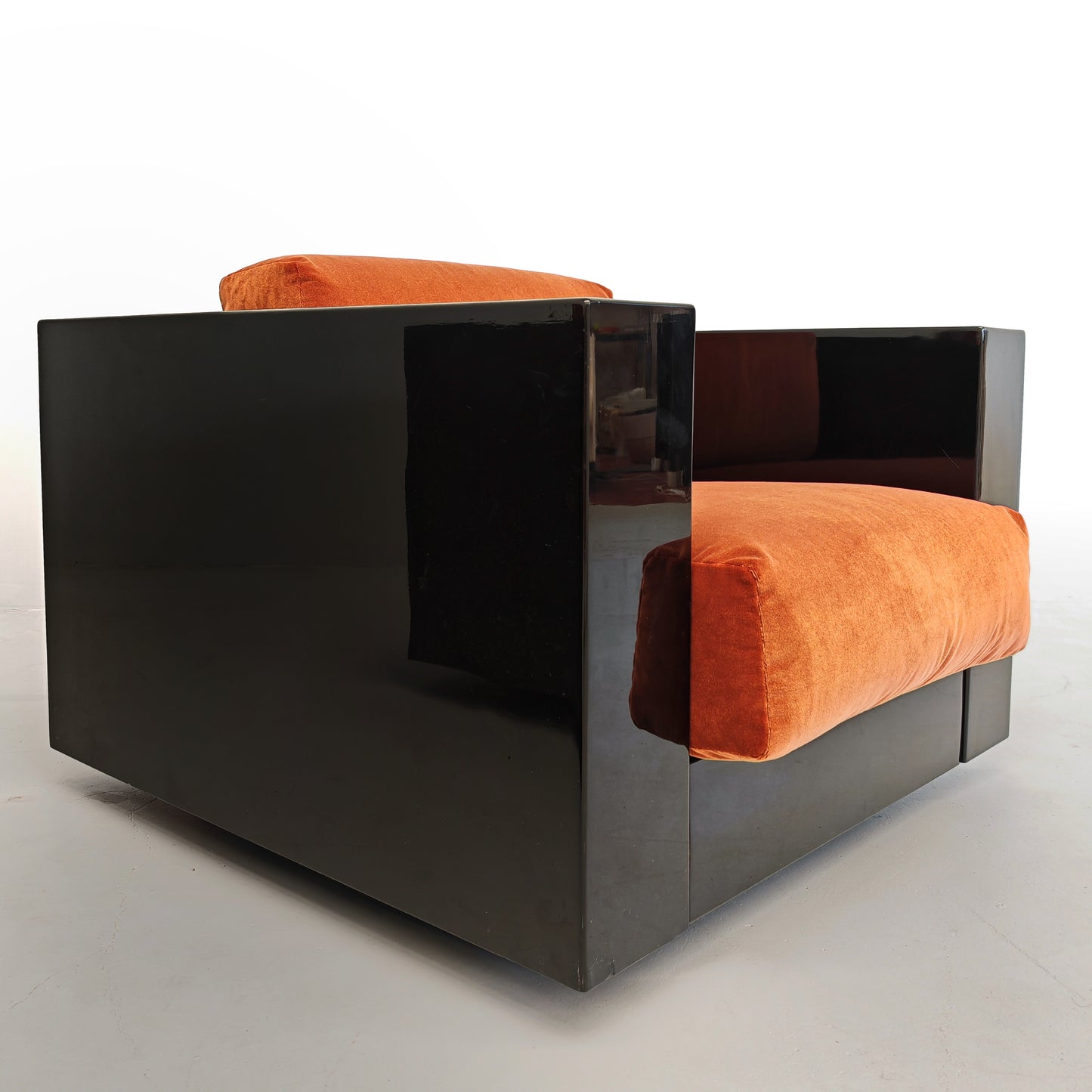 Coppia di Poltrone Saratoga laccate nere velluto color mattone ruggine anni 70 disegnate da Vignelli per Poltronova