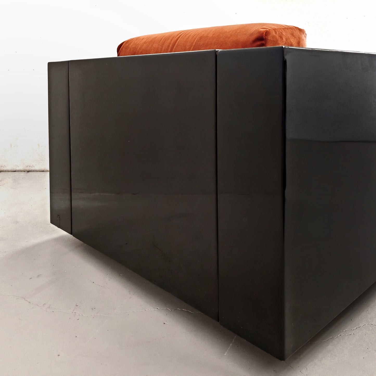 Coppia di Poltrone Saratoga laccate nere velluto color mattone ruggine anni 70 disegnate da Vignelli per Poltronova