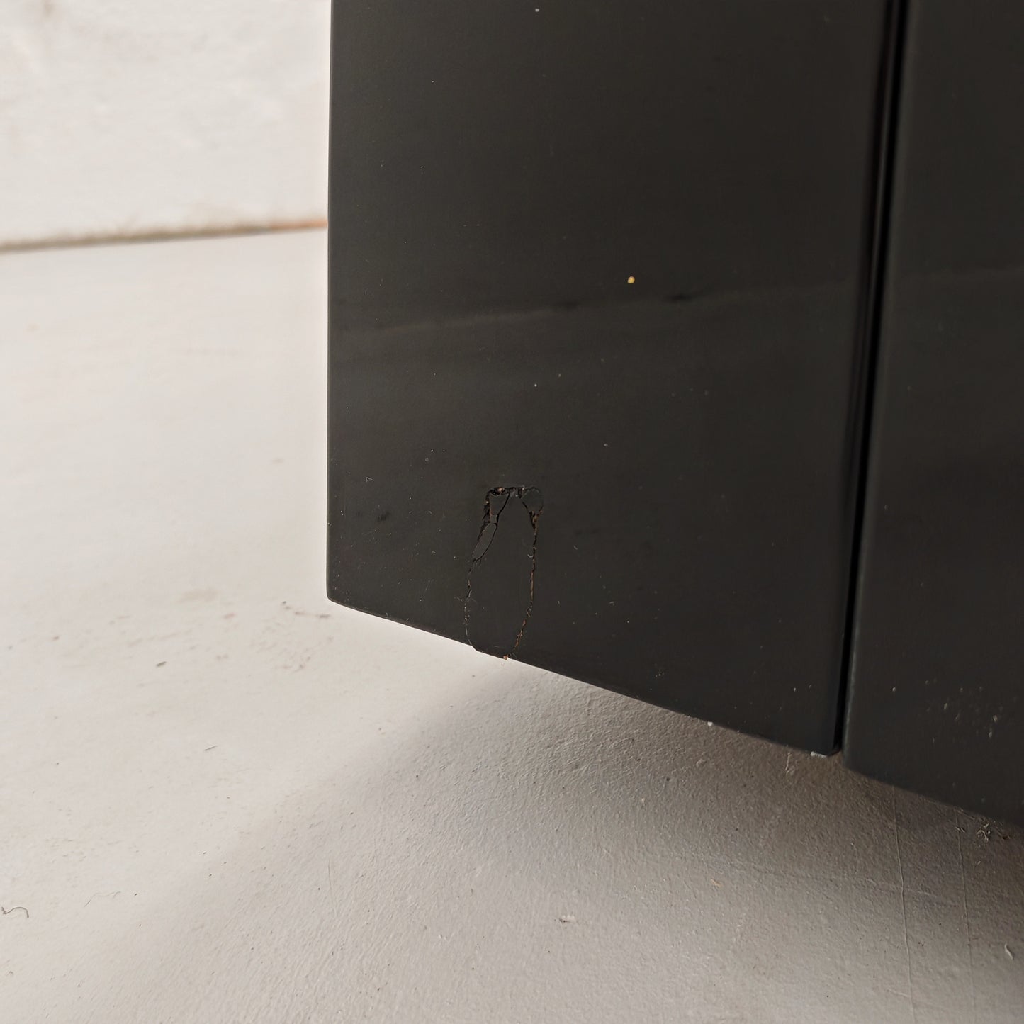 Coppia di Poltrone Saratoga laccate nere velluto color mattone ruggine anni 70 disegnate da Vignelli per Poltronova