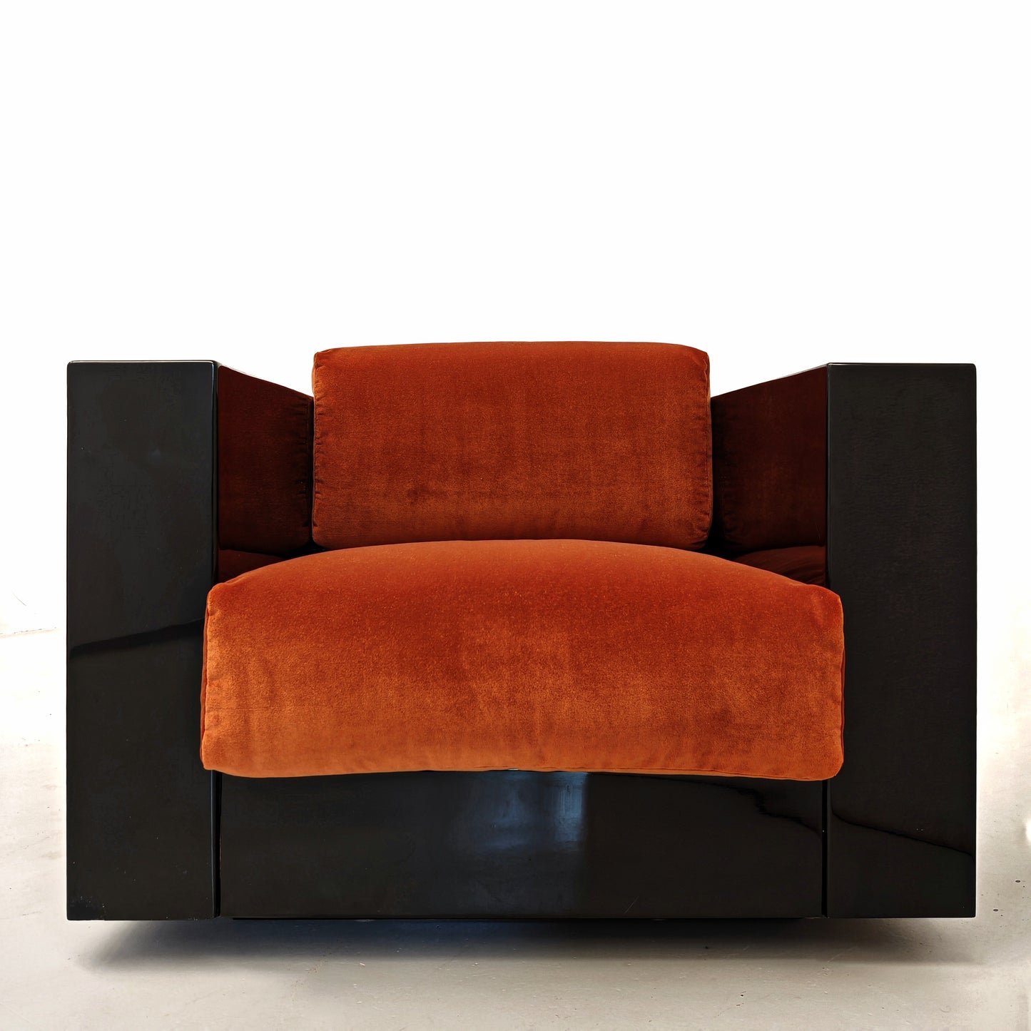 Coppia di Poltrone Saratoga laccate nere velluto color mattone ruggine anni 70 disegnate da Vignelli per Poltronova