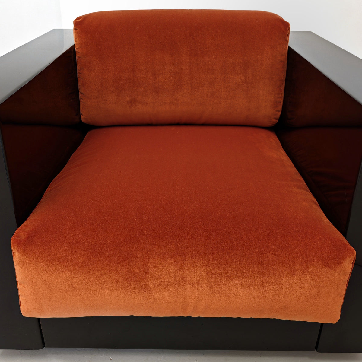 Paire de fauteuils Saratoga laqués noirs en velours couleur brique rouille, années 70, dessinés par Vignelli pour Poltronova