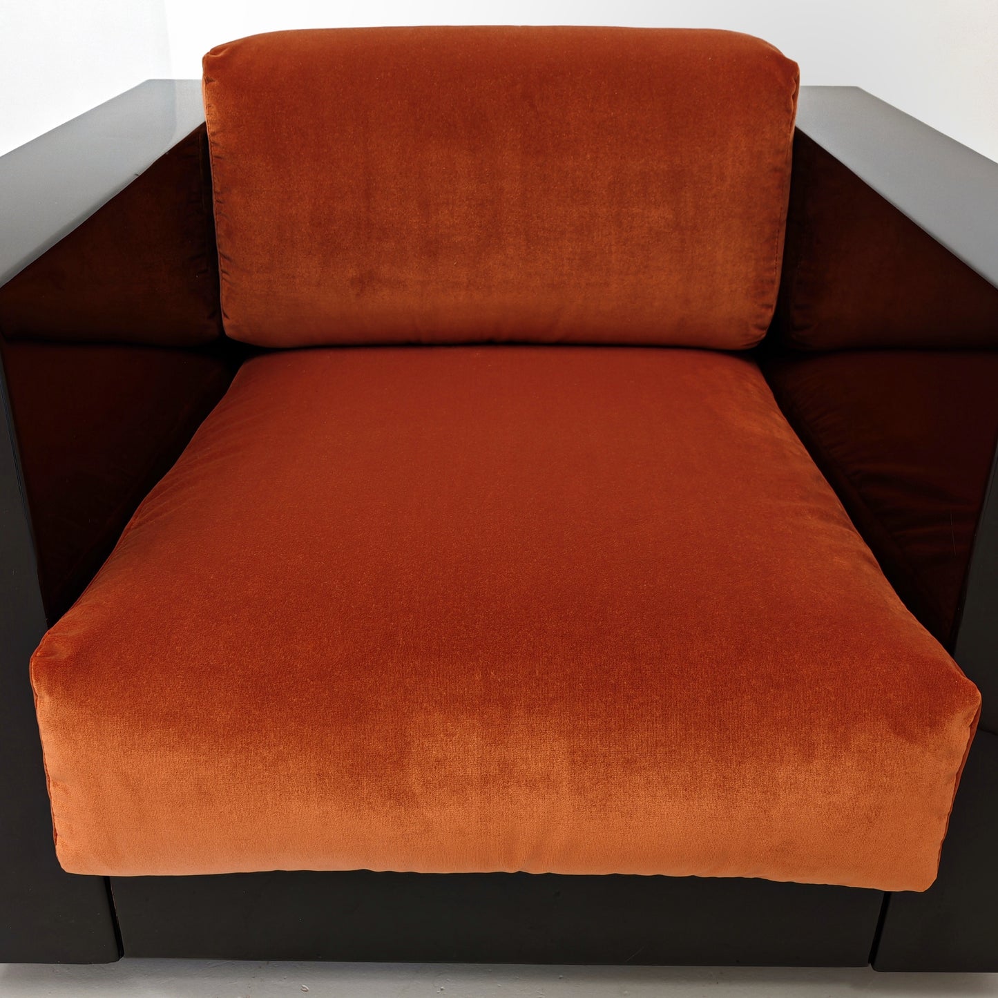 Coppia di Poltrone Saratoga laccate nere velluto color mattone ruggine anni 70 disegnate da Vignelli per Poltronova