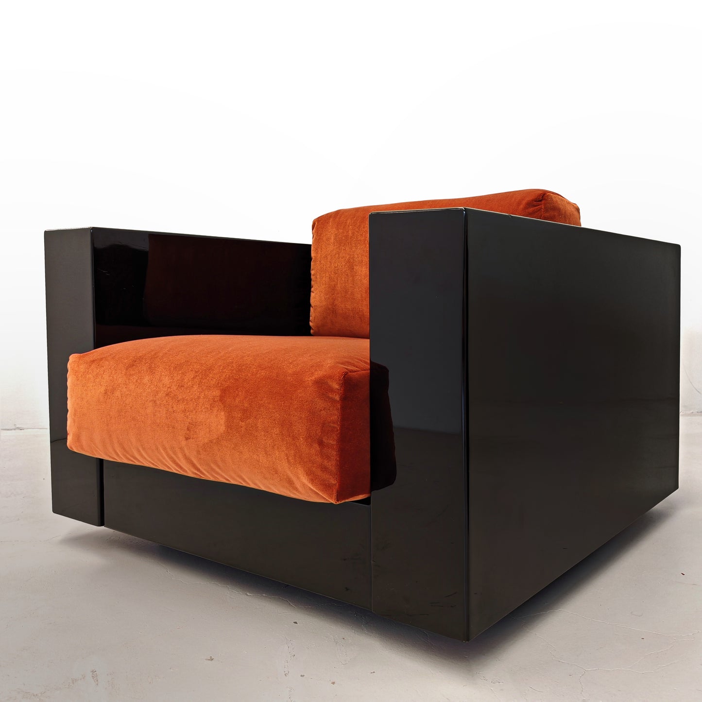 Coppia di Poltrone Saratoga laccate nere velluto color mattone ruggine anni 70 disegnate da Vignelli per Poltronova