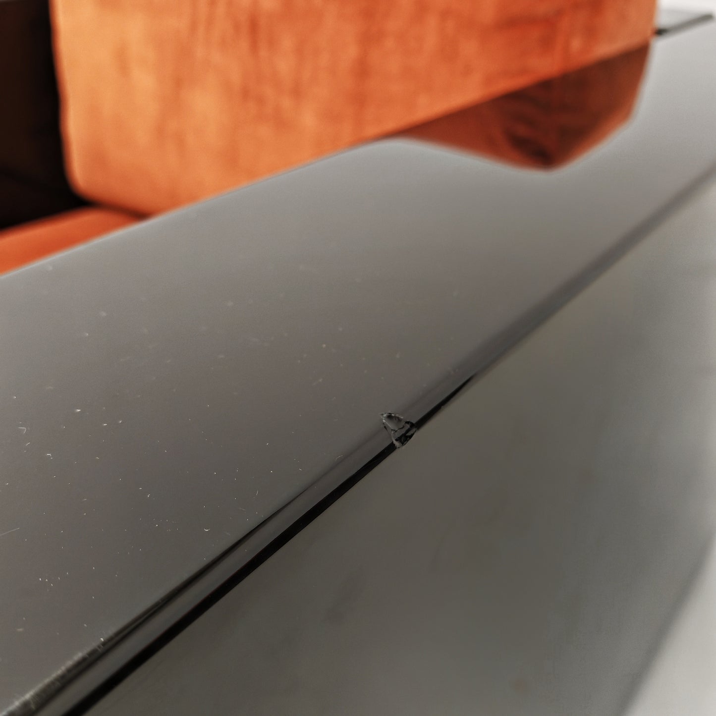 Coppia di Poltrone Saratoga laccate nere velluto color mattone ruggine anni 70 disegnate da Vignelli per Poltronova