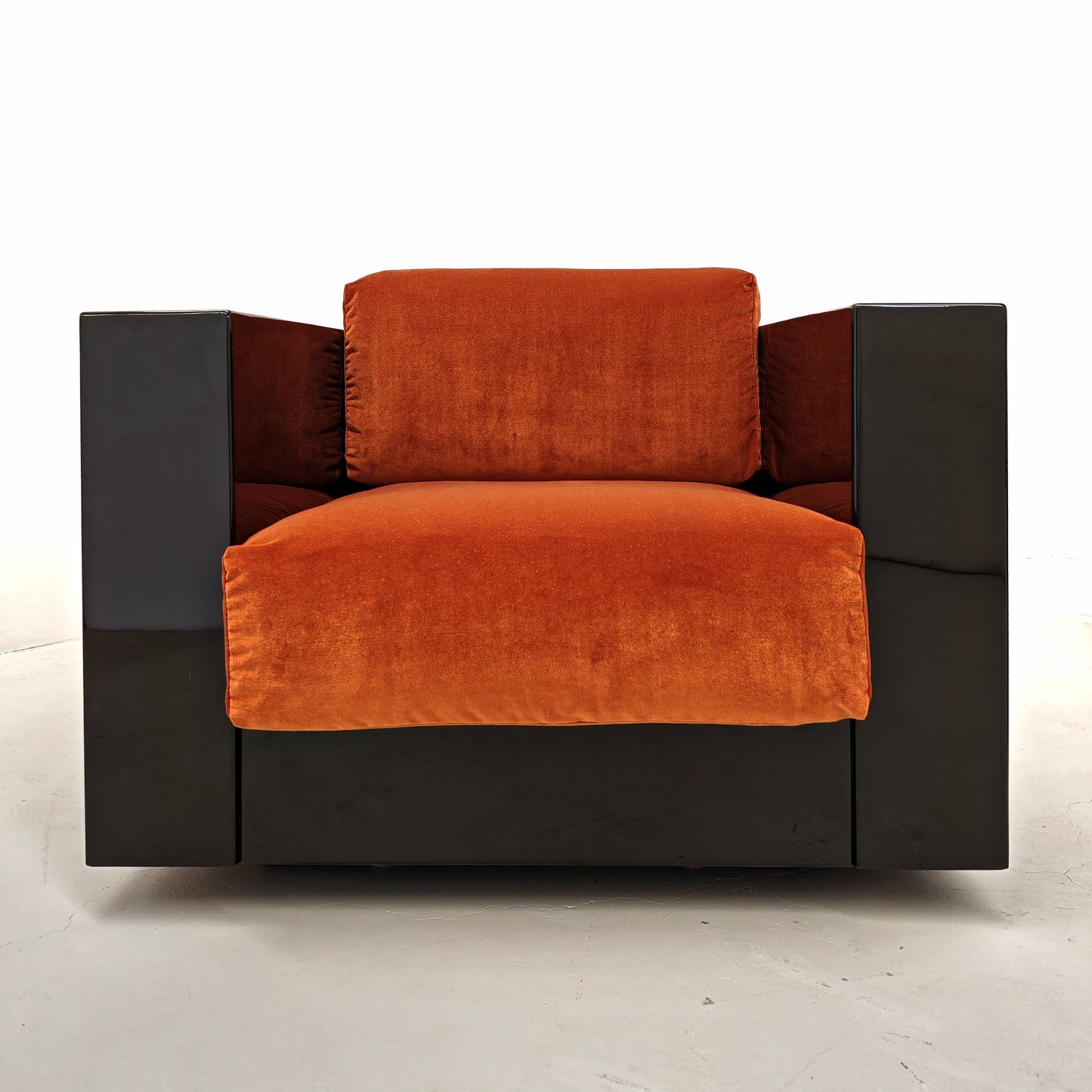 Coppia di Poltrone Saratoga laccate nere velluto color mattone ruggine anni 70 disegnate da Vignelli per Poltronova