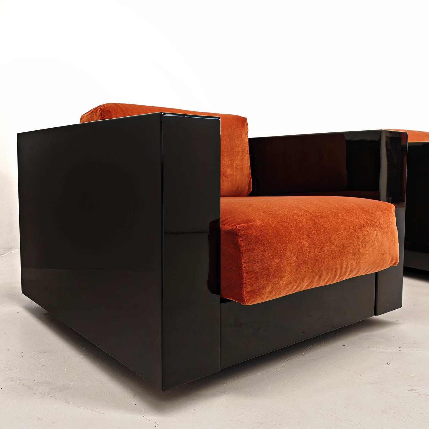Coppia di Poltrone Saratoga laccate nere velluto color mattone ruggine anni 70 disegnate da Vignelli per Poltronova
