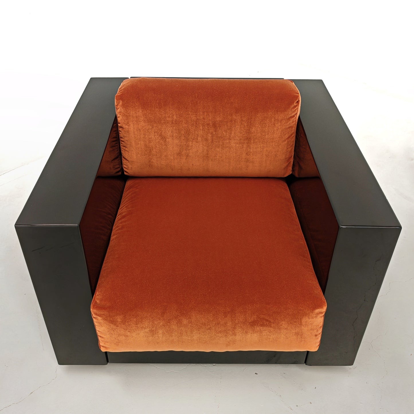 Coppia di Poltrone Saratoga laccate nere velluto color mattone ruggine anni 70 disegnate da Vignelli per Poltronova