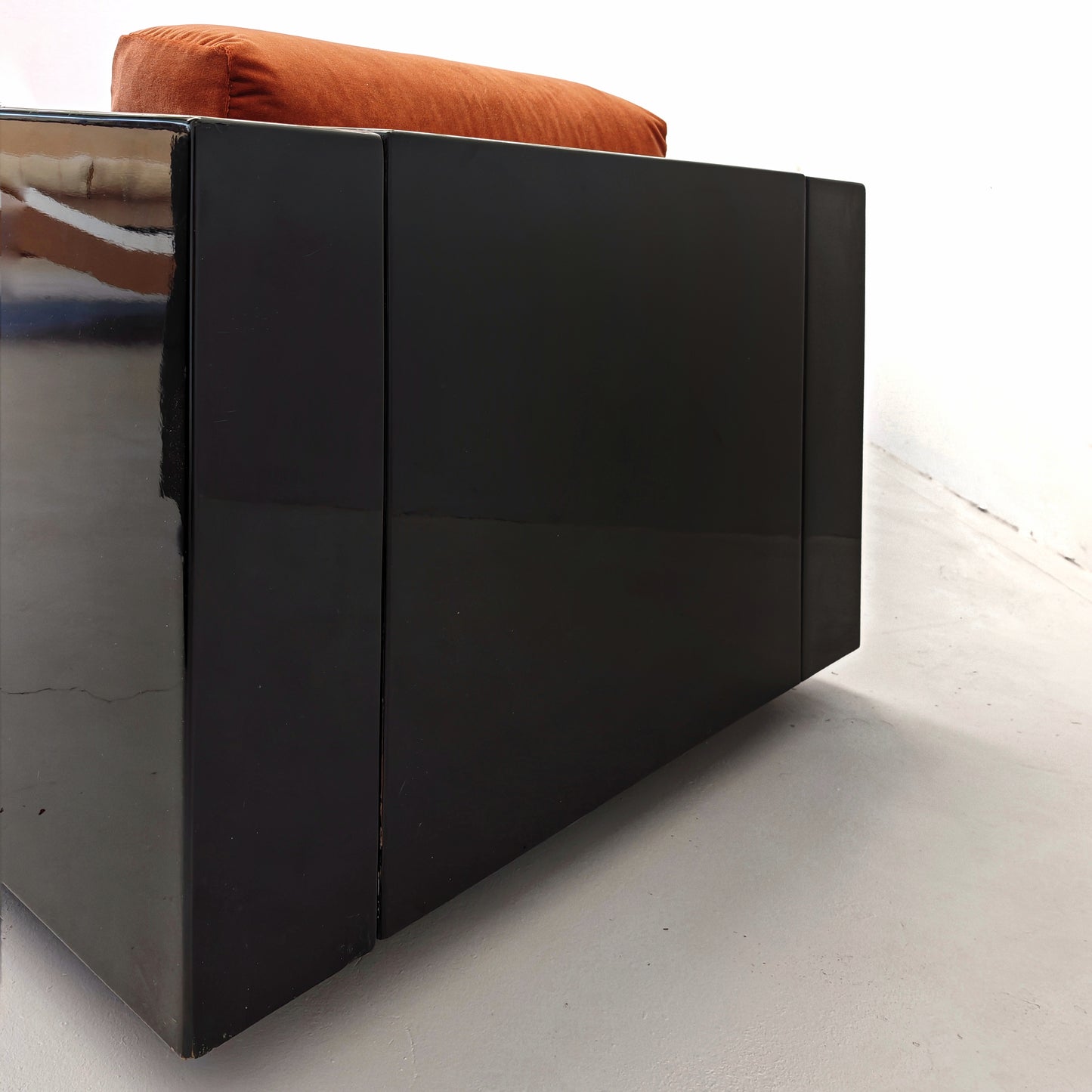 Coppia di Poltrone Saratoga laccate nere velluto color mattone ruggine anni 70 disegnate da Vignelli per Poltronova