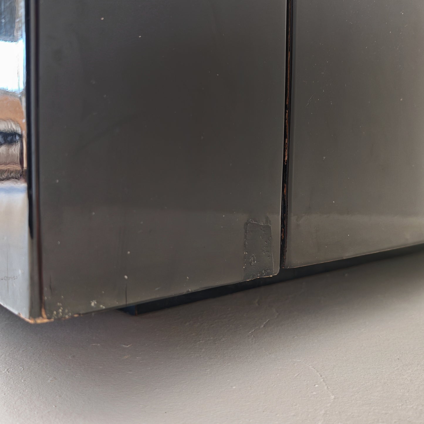 Coppia di Poltrone Saratoga laccate nere velluto color mattone ruggine anni 70 disegnate da Vignelli per Poltronova