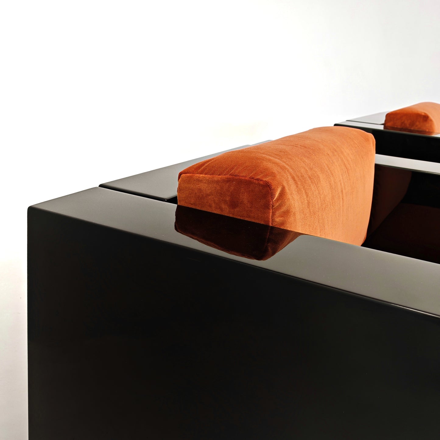 Coppia di Poltrone Saratoga laccate nere velluto color mattone ruggine anni 70 disegnate da Vignelli per Poltronova