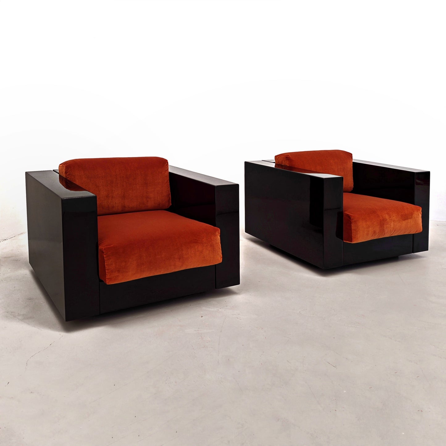 Coppia di Poltrone Saratoga laccate nere velluto color mattone ruggine anni 70 disegnate da Vignelli per Poltronova