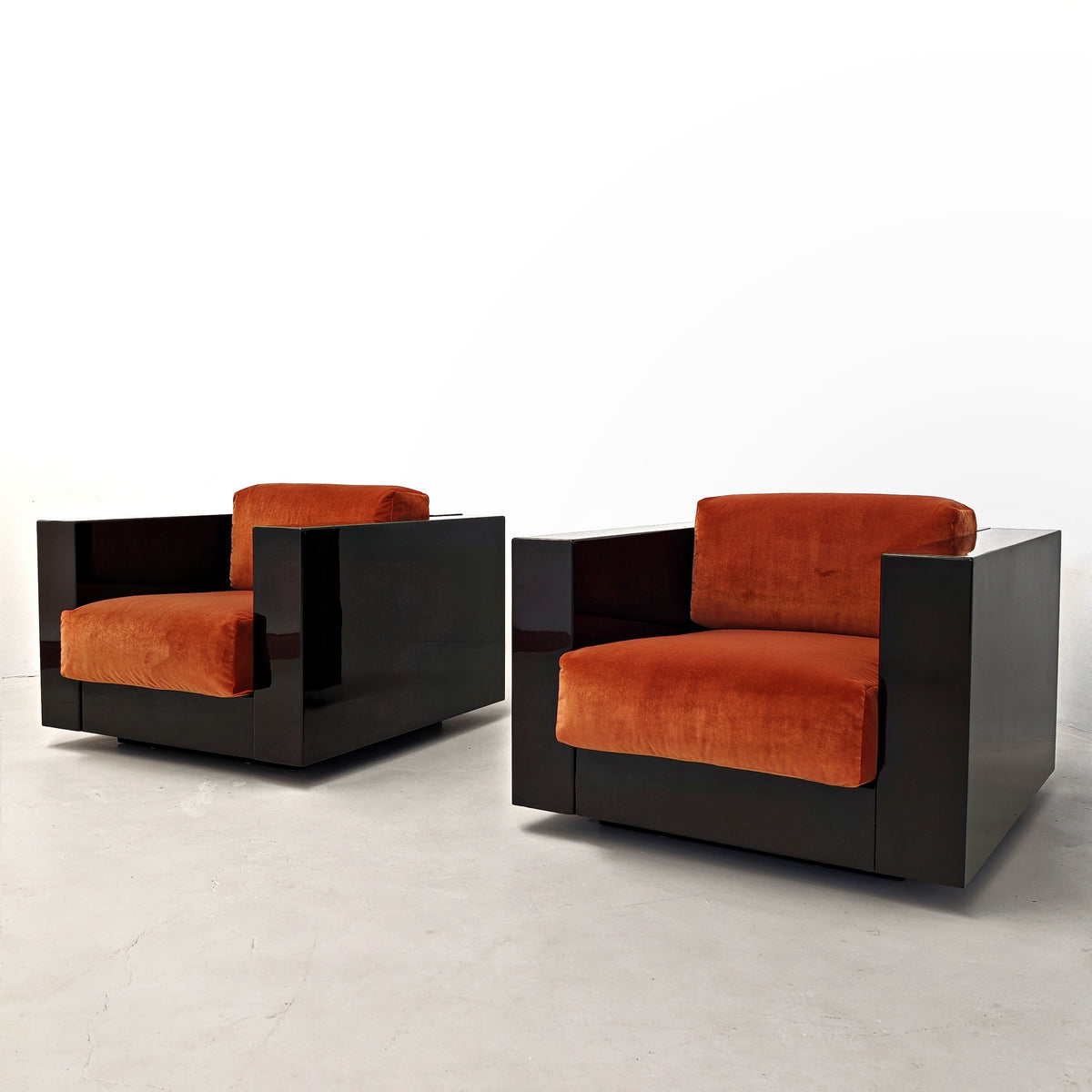 Paire de fauteuils Saratoga laqués noirs en velours couleur brique rouille, années 70, dessinés par Vignelli pour Poltronova