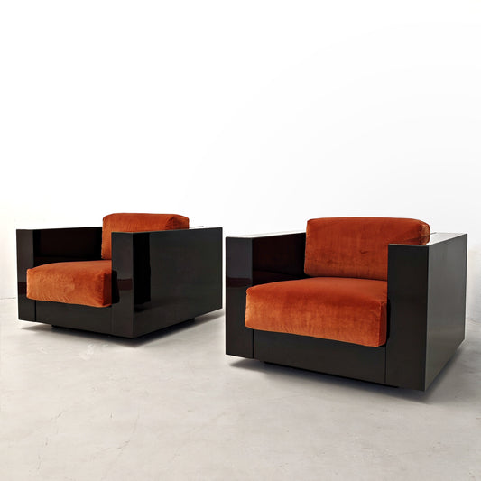 Coppia di Poltrone Saratoga laccate nere velluto color mattone ruggine anni 70 disegnate da Vignelli per Poltronova