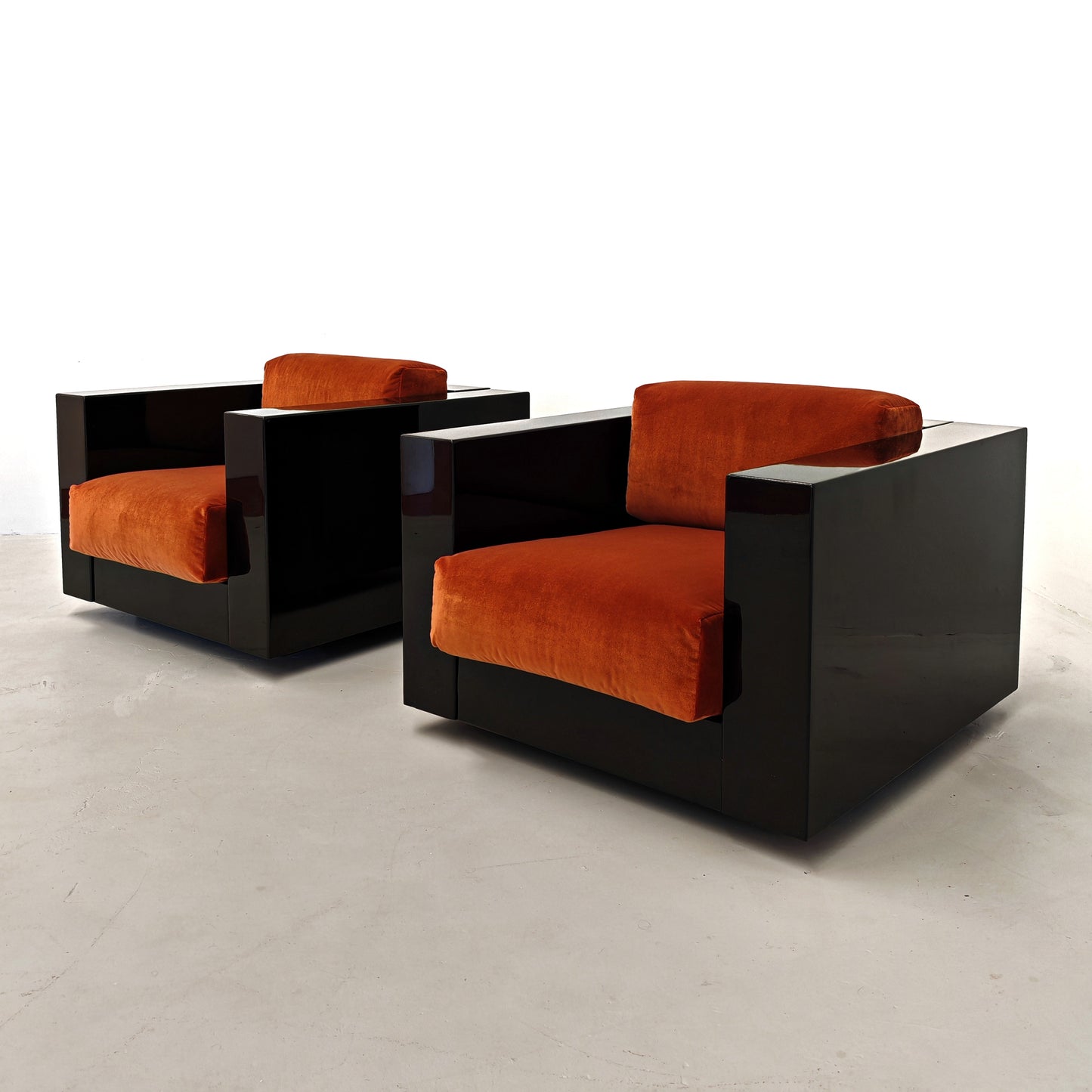 Coppia di Poltrone Saratoga laccate nere velluto color mattone ruggine anni 70 disegnate da Vignelli per Poltronova