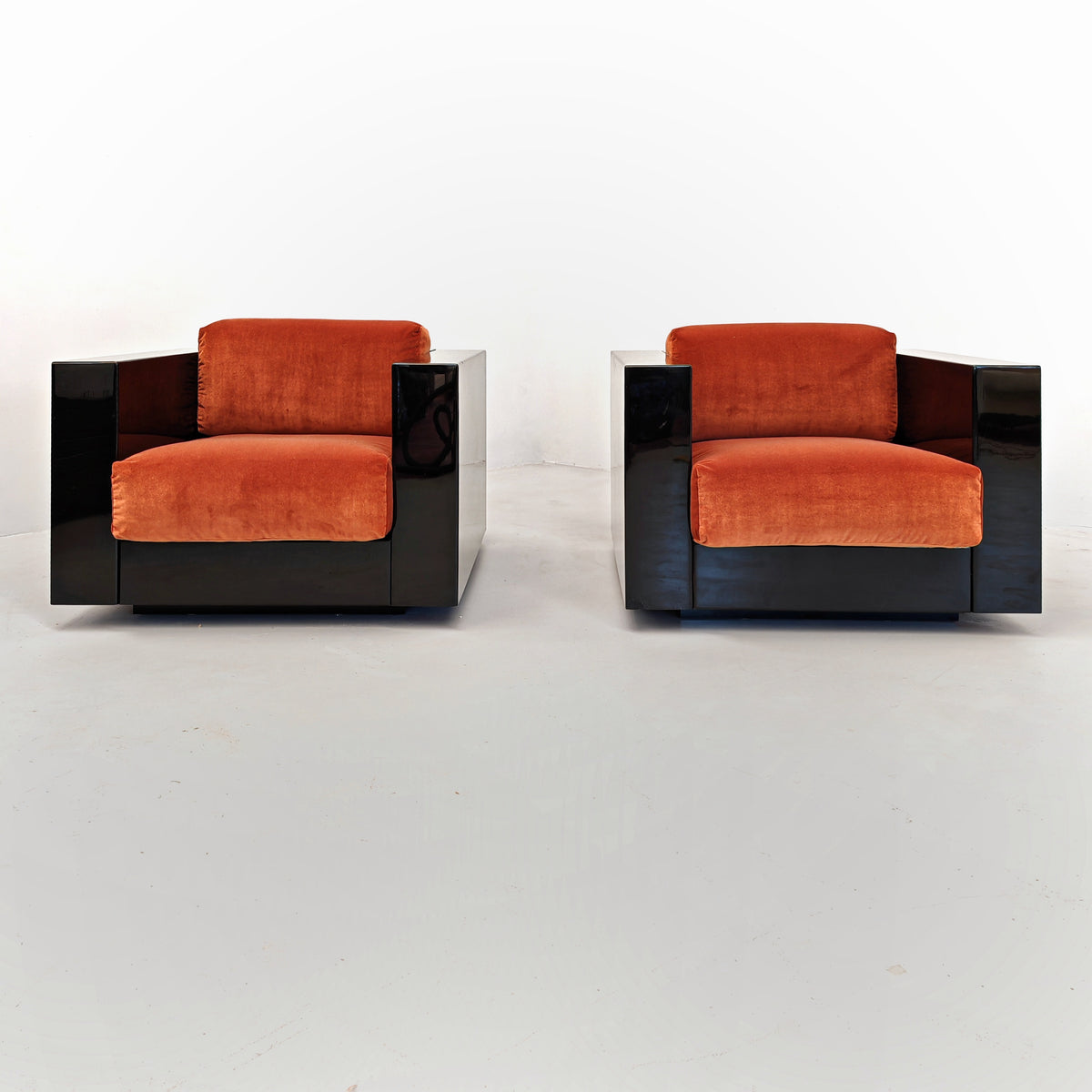 Paire de fauteuils Saratoga laqués noirs en velours couleur brique rouille, années 70, dessinés par Vignelli pour Poltronova