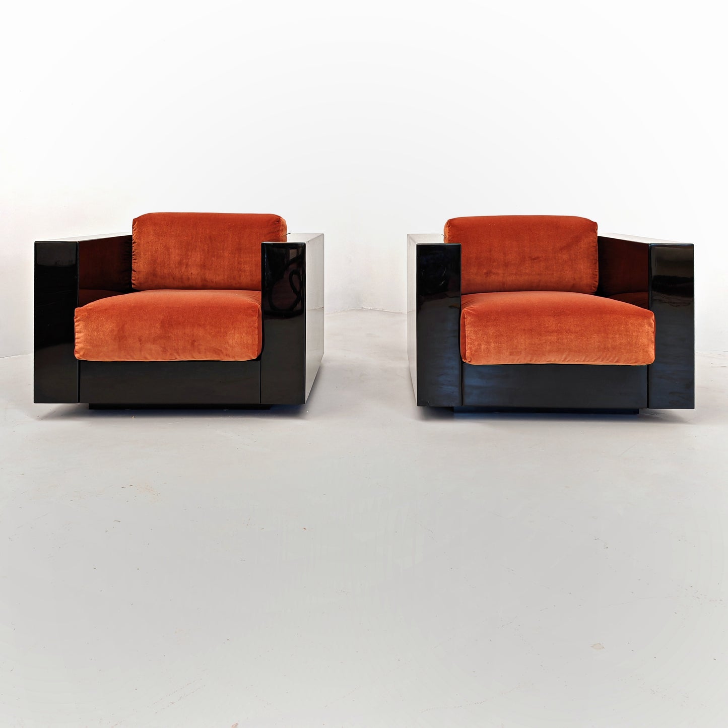 Coppia di Poltrone Saratoga laccate nere velluto color mattone ruggine anni 70 disegnate da Vignelli per Poltronova
