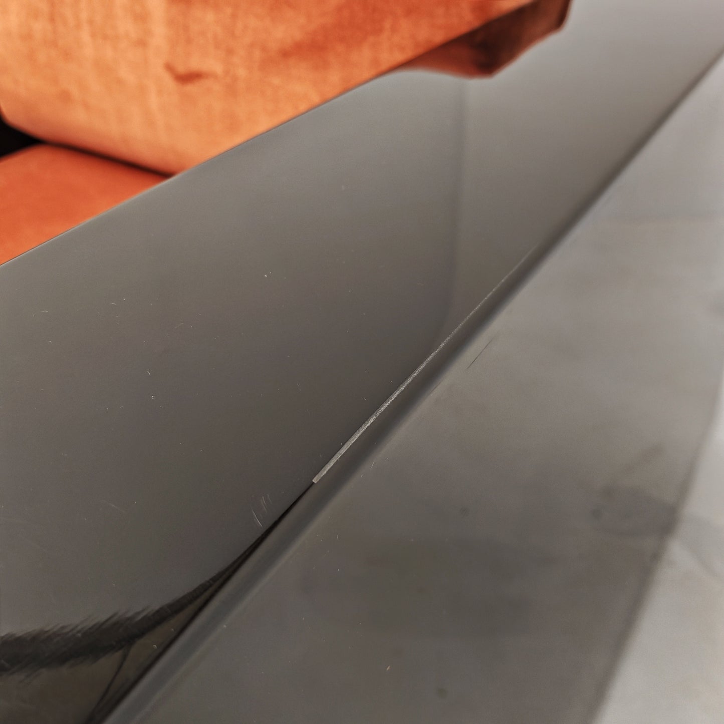 Coppia di Poltrone Saratoga laccate nere velluto color mattone ruggine anni 70 disegnate da Vignelli per Poltronova