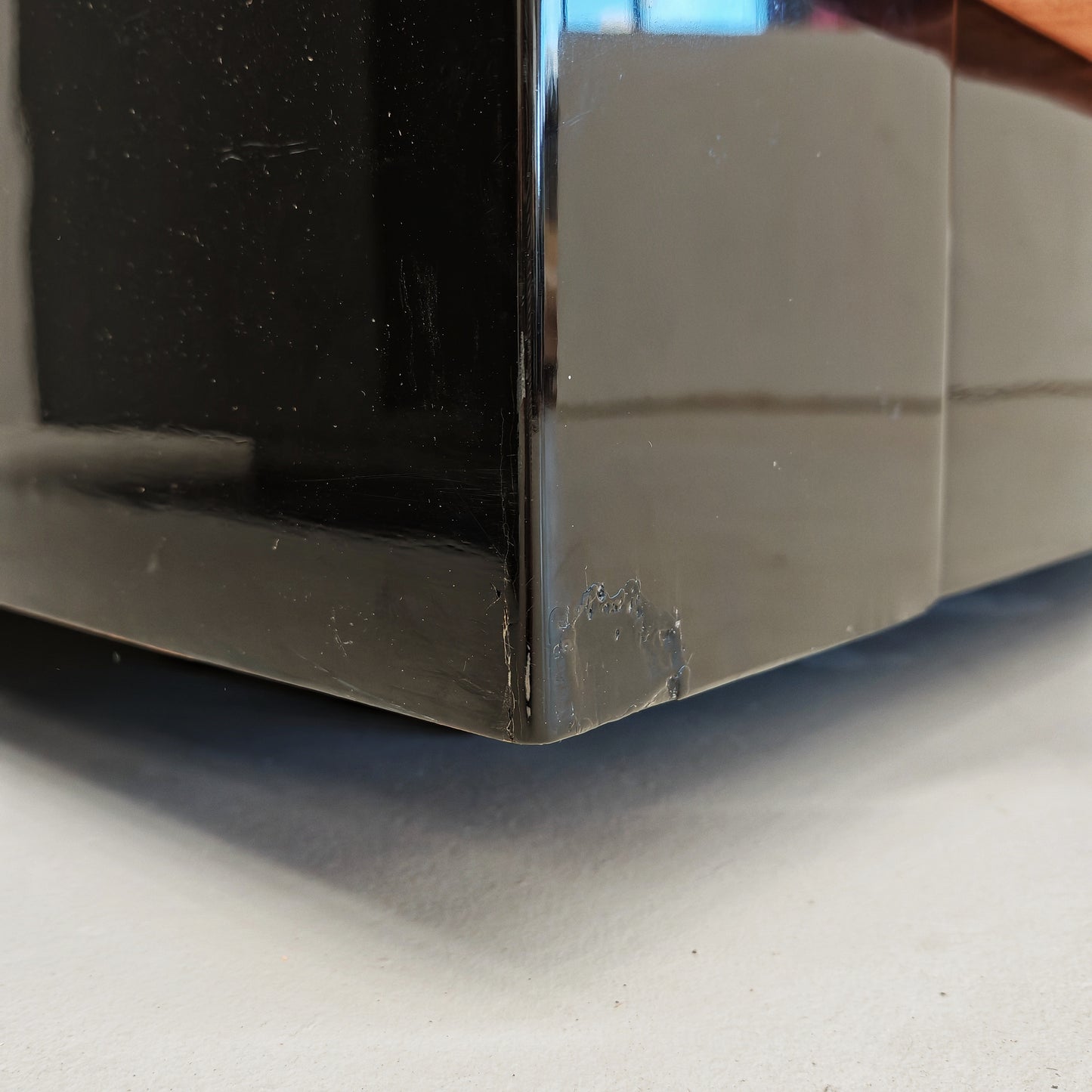 Coppia di Poltrone Saratoga laccate nere velluto color mattone ruggine anni 70 disegnate da Vignelli per Poltronova