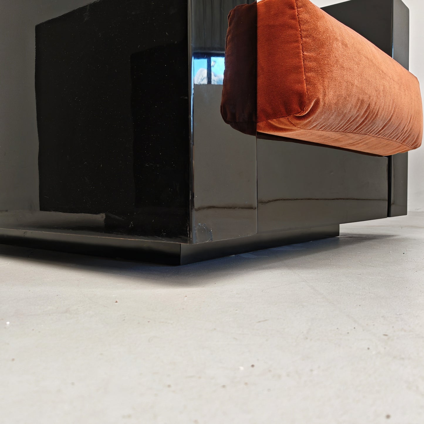 Coppia di Poltrone Saratoga laccate nere velluto color mattone ruggine anni 70 disegnate da Vignelli per Poltronova