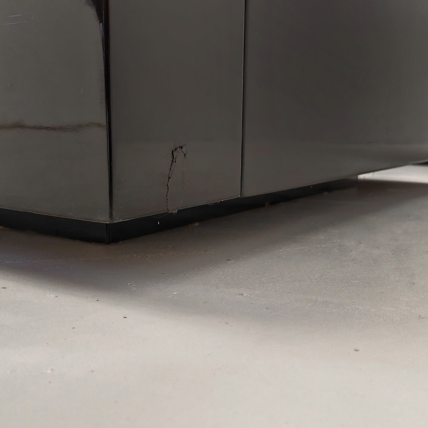 Coppia di Poltrone Saratoga laccate nere velluto color mattone ruggine anni 70 disegnate da Vignelli per Poltronova