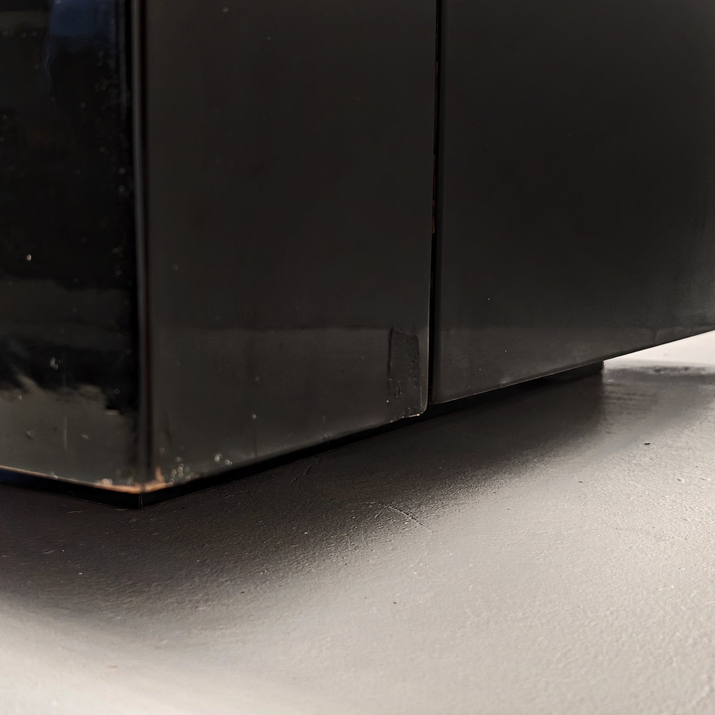 Coppia di Poltrone Saratoga laccate nere velluto color mattone ruggine anni 70 disegnate da Vignelli per Poltronova