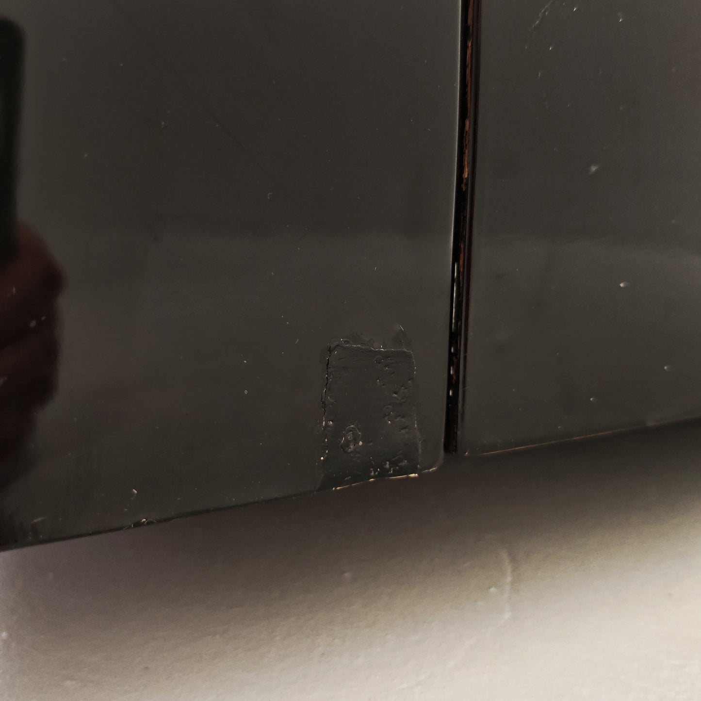 Coppia di Poltrone Saratoga laccate nere velluto color mattone ruggine anni 70 disegnate da Vignelli per Poltronova