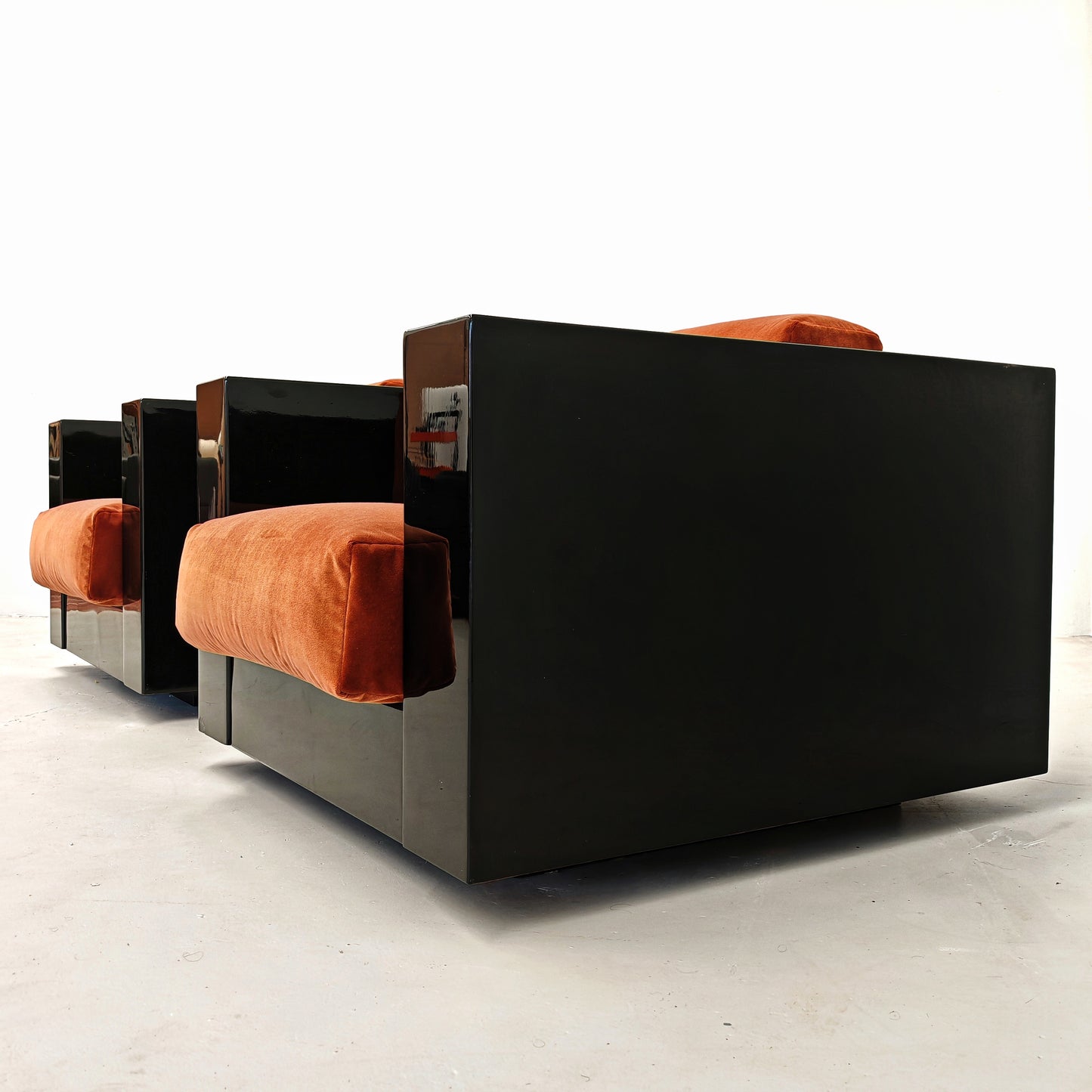 Coppia di Poltrone Saratoga laccate nere velluto color mattone ruggine anni 70 disegnate da Vignelli per Poltronova