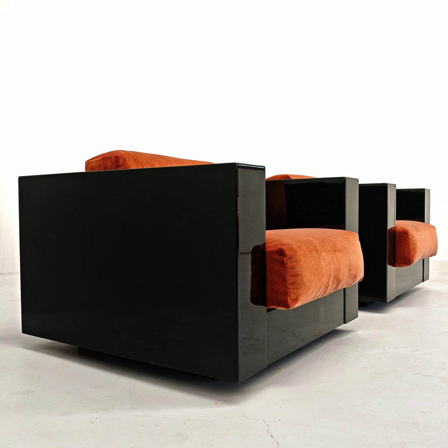 Coppia di Poltrone Saratoga laccate nere velluto color mattone ruggine anni 70 disegnate da Vignelli per Poltronova