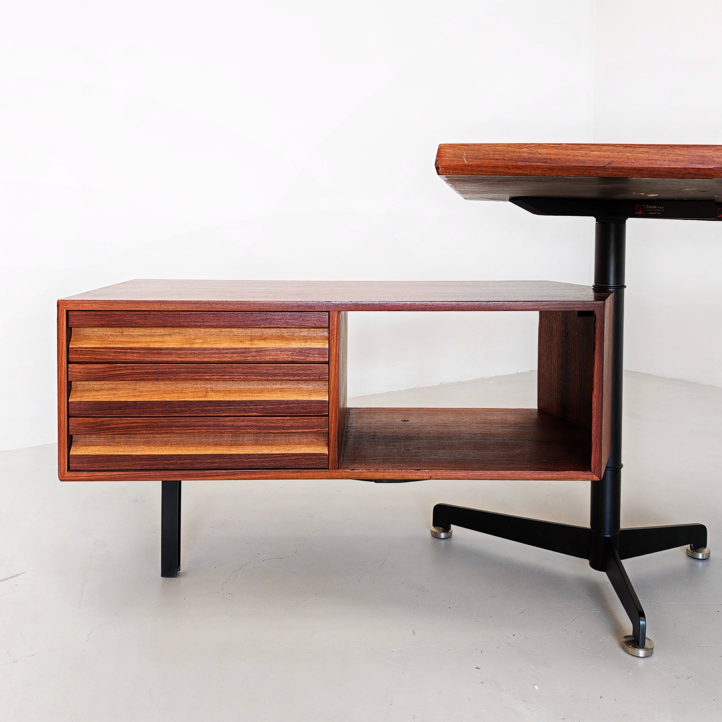 Scrivania direzionale Boomerang O. Borsani per Tecno anni 60