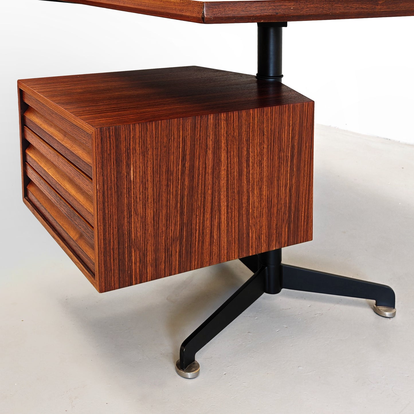 Scrivania direzionale Boomerang O. Borsani per Tecno anni 60