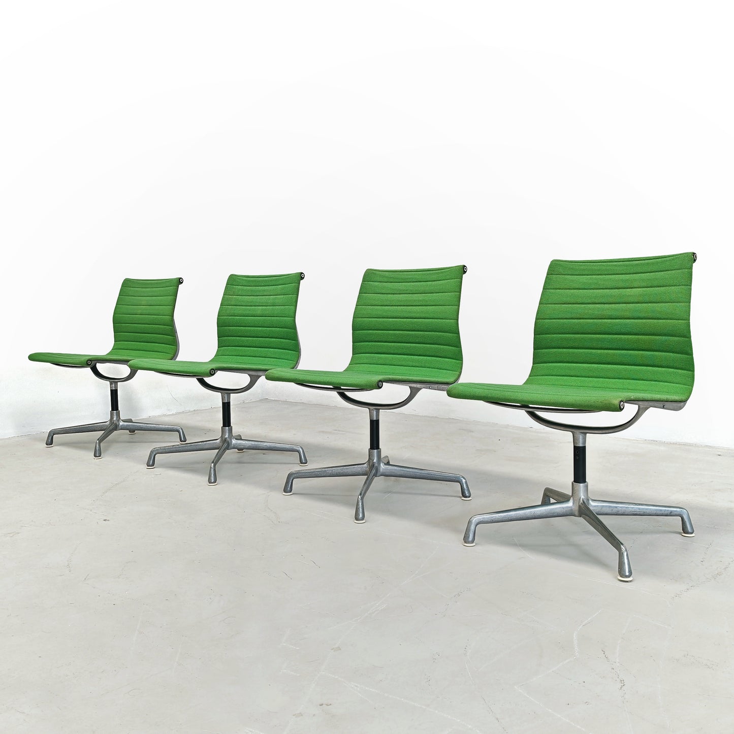 Sedie girevoli verdi Aluminium EA 105 Charles & Ray Eames per Herman Miller by ICF/DE PADOVA
