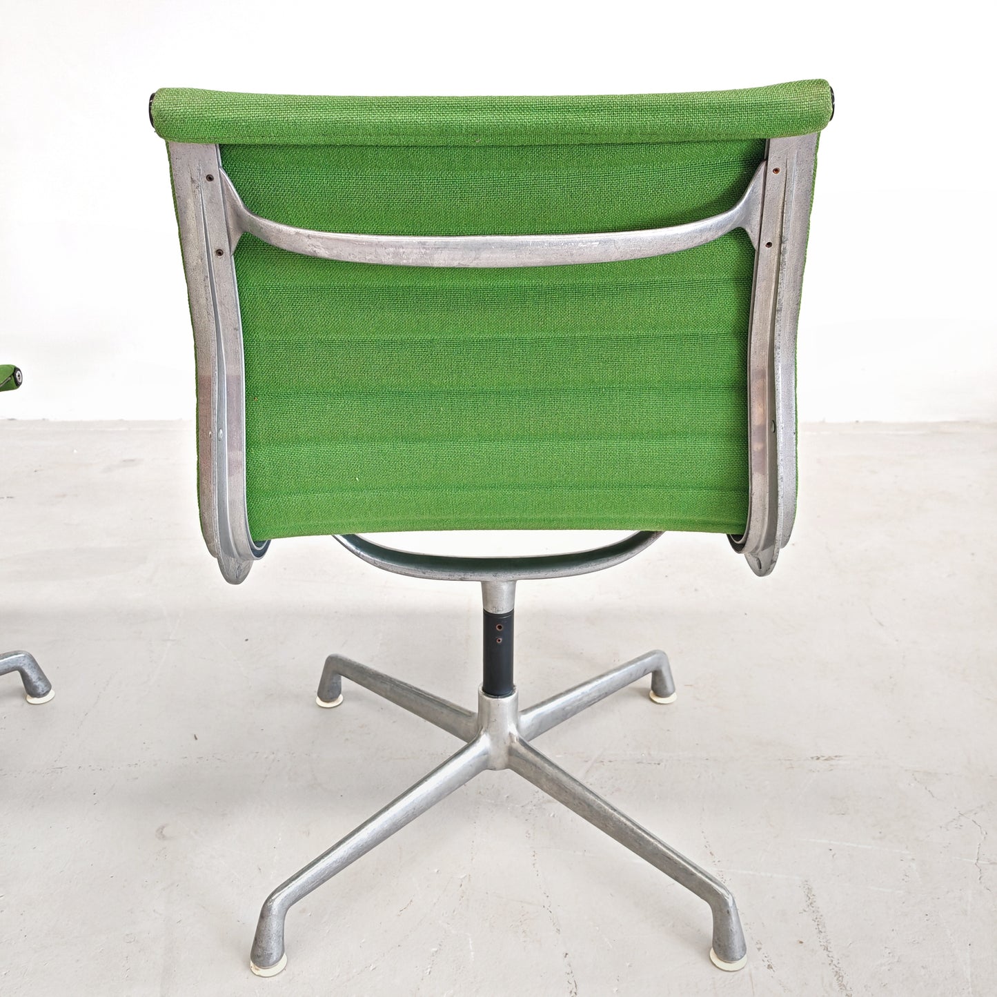 Sedie girevoli verdi Aluminium EA 105 Charles & Ray Eames per Herman Miller by ICF/DE PADOVA
