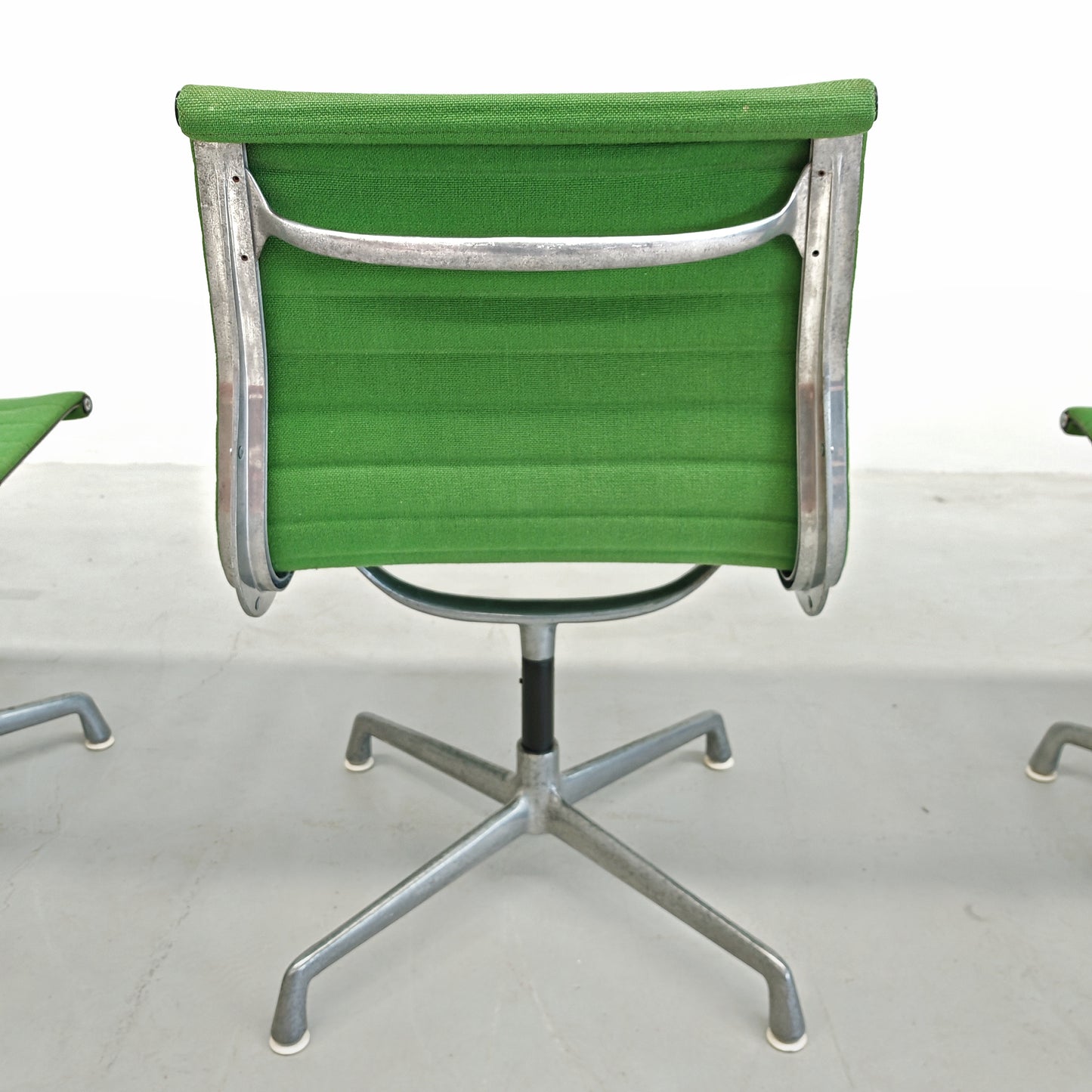 Sedie girevoli verdi Aluminium EA 105 Charles & Ray Eames per Herman Miller by ICF/DE PADOVA