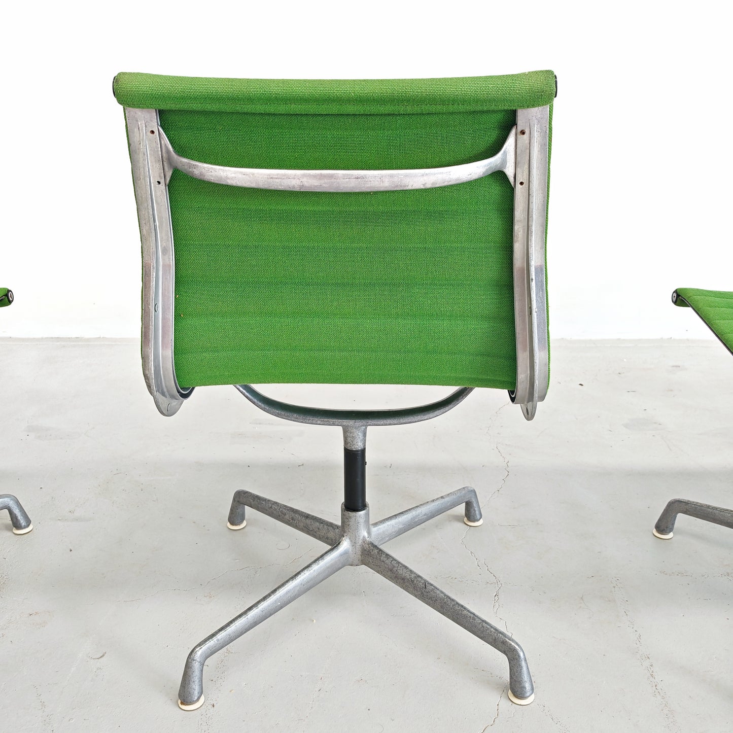 Sedie girevoli verdi Aluminium EA 105 Charles & Ray Eames per Herman Miller by ICF/DE PADOVA