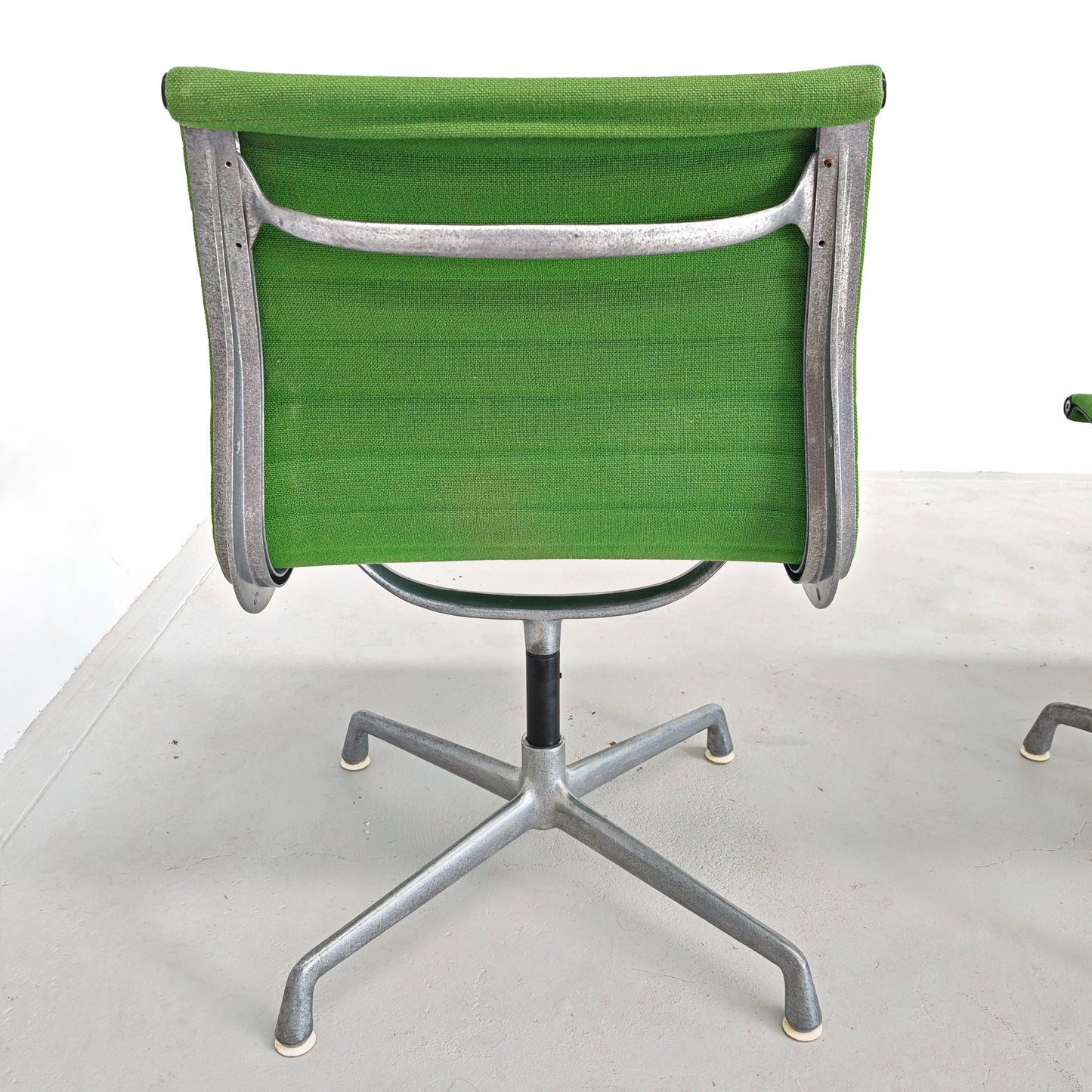 Sedie girevoli verdi Aluminium EA 105 Charles & Ray Eames per Herman Miller by ICF/DE PADOVA