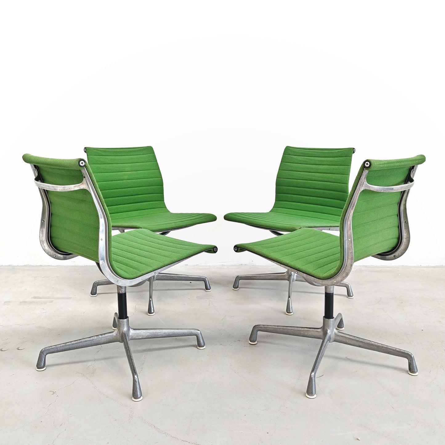 Sedie girevoli verdi Aluminium EA 105 Charles & Ray Eames per Herman Miller by ICF/DE PADOVA