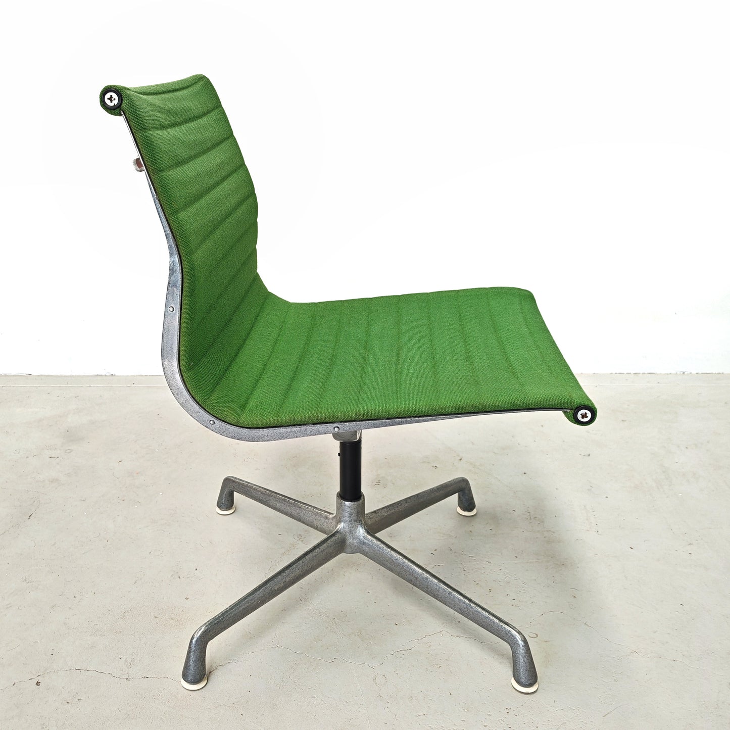 Sedie girevoli verdi Aluminium EA 105 Charles & Ray Eames per Herman Miller by ICF/DE PADOVA