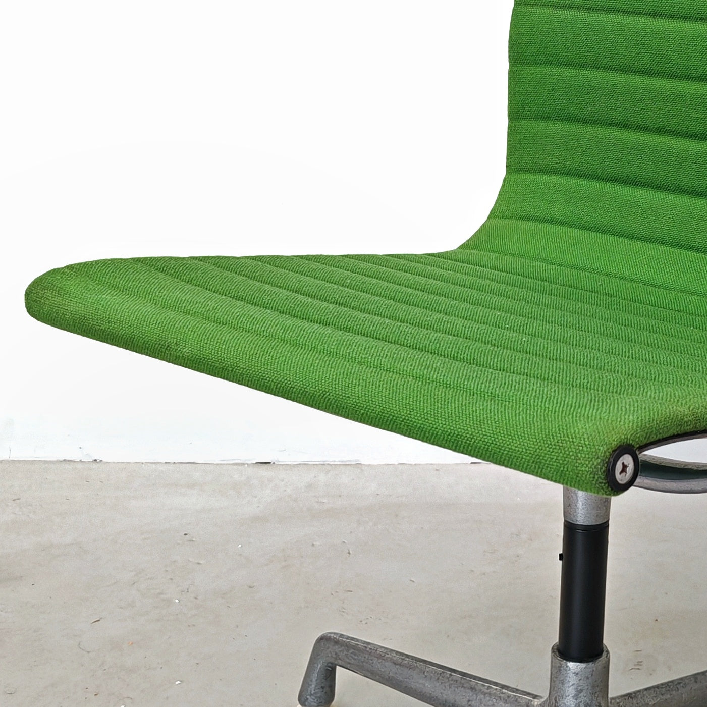 Sedie girevoli verdi Aluminium EA 105 Charles & Ray Eames per Herman Miller by ICF/DE PADOVA