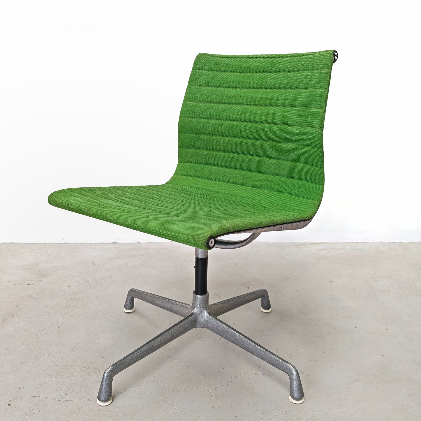 Sedie girevoli verdi Aluminium EA 105 Charles & Ray Eames per Herman Miller by ICF/DE PADOVA