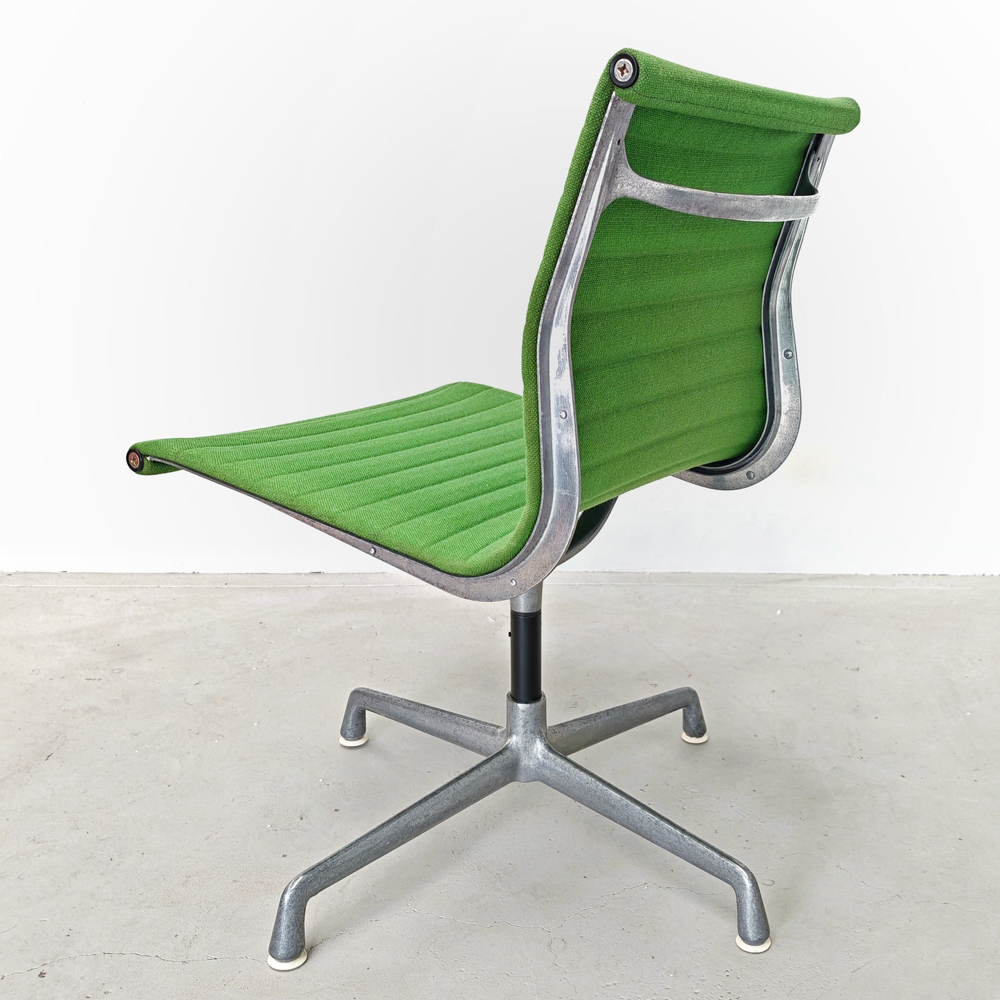 Sedie girevoli verdi Aluminium EA 105 Charles & Ray Eames per Herman Miller by ICF/DE PADOVA